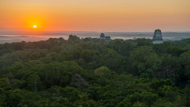 Sonnenaufgang in Tikal