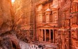 aus dem Fels geschlagenes Mausoleum Khazneh al-Firaun in Petra, Jordanien