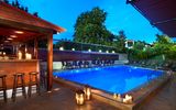 Stimmungsvolle Poollandschaft mit Bar und Kerzenbeleuchtung – perfekter Ort für entspannte Abende im Urlaub.