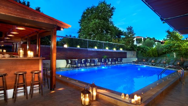 Stimmungsvolle Poollandschaft mit Bar und Kerzenbeleuchtung – perfekter Ort für entspannte Abende im Urlaub.