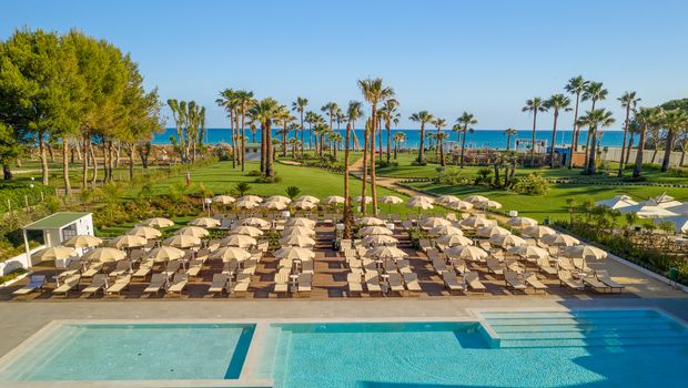 Hotel Mangias Himera Resort, Pool mit Liegen