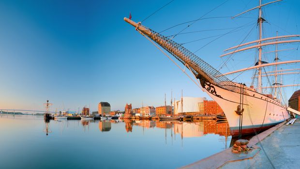 Stralsund, Hafen mit Ozeaneum
