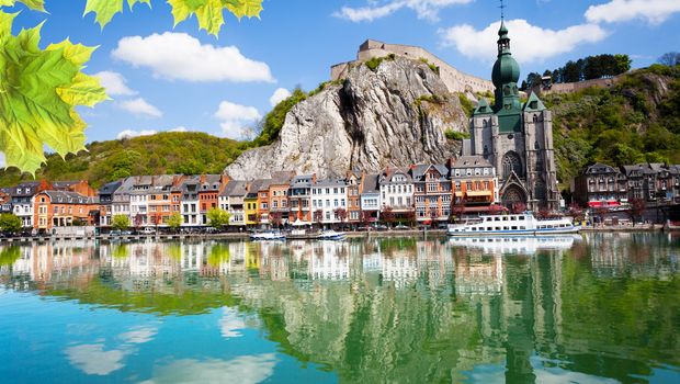 Notre Dame von Dinant und Maas in Belgien