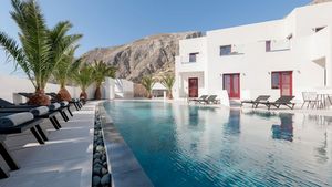 4*-Hotel MAR n MAR Crown Hotel & Suites Außenansicht ©MAR n MAr Crown Hotel & Suites - momento Moderner Poolbereich mit stilvollen Liegen und Palmen, umgeben von weißer Architektur und beeindruckender Bergkulisse – ideal zum Entspannen unter der griechischen Sonne.