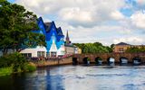 Sligo, schöne Landschaft mit Fluss und bunten Häusern