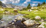 Wanderin in den Pyrenäen in Andorra