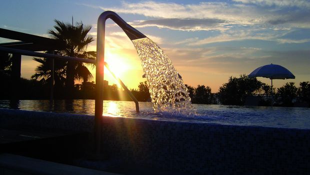 Sonnenuntergang genießen im Pool am Acacia Resort auf Sizilien in Italien