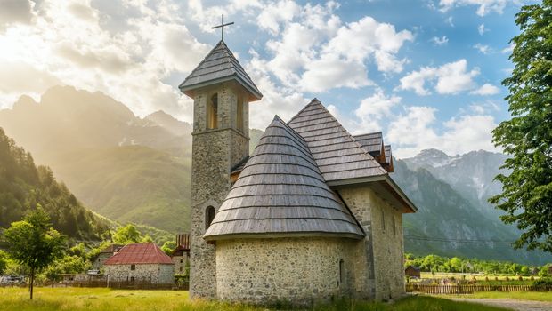 Christliche Kirche im Dorf Theth im Prokletije-Gebirge