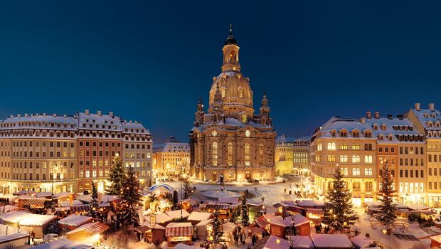 Blick auf den weihnachtlichen Neumarkt Dresden