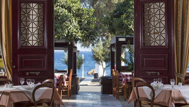 Charmantes Restaurant mit traditionellem Interieur und direktem Blick auf das tiefblaue Meer – ideal für ein entspanntes Dinner mit mediterranem Flair.