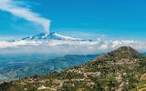 Taormina mit dem rauchenden Ätna im Hintergrund