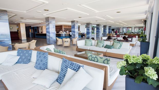 Helle und großzügige Lobby mit stilvollen Loungemöbeln und modernem Design – einladender Ort für entspannte Momente und erste Urlaubsfreude beim Check-in.