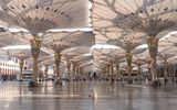 Sonnenschirm-Konstruktionen auf dem Platz der Al-Masjid An-Nabawi - Medina, Saudi-Arabien