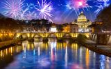 Feuerwerk über der Vatikanstadt mit der Engelsbrücke in Rom