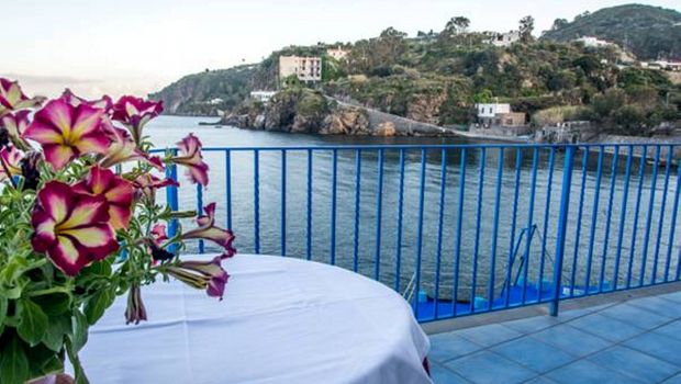 Blumentisch mit Blick auf das Wasser