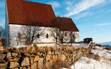 Trondenes Norwegen_mittelalterliche Kirche aus dem 13. Jahrhundert am Meer