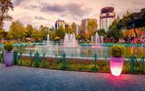Beleuchteter Springbrunnen in Tirana