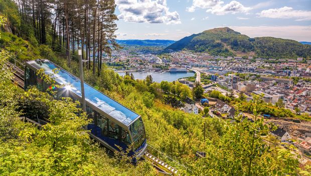 Fløibanen in Bergen mit Blick auf die Stadt