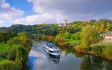 Schiff auf der Lahn bei Burg Dehrn