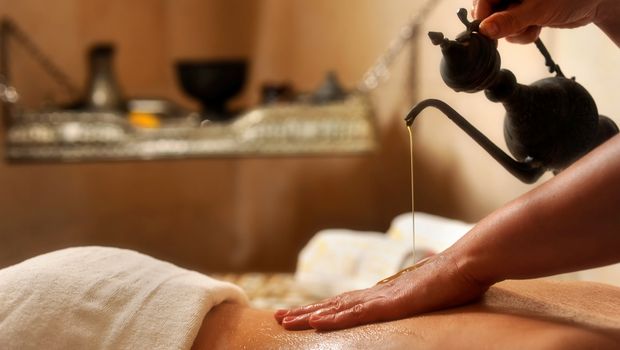 Wohltuende Ölmassage in stilvoller Spa-Atmosphäre – für entspannte Momente und ganzheitliches Wohlbefinden im Urlaub.