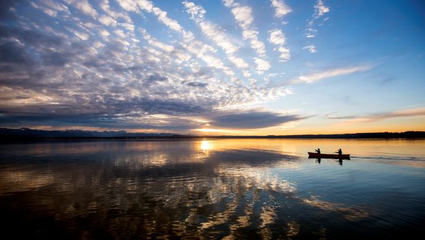 Starnberger See, Bernried, Abendstimmung mit Boot