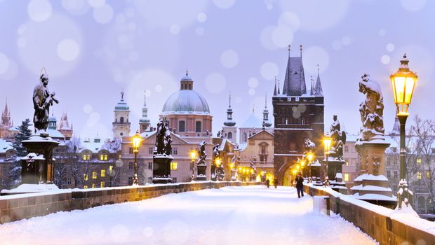 Karlsbrücke Prag im Winter