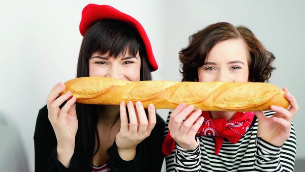 Lachende Frauen mit Baguette