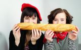 Lachende Frauen mit Baguette