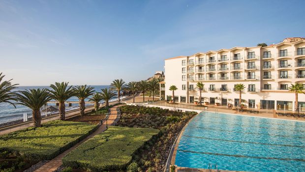 Außenansicht mit Pool und Strand