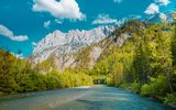 Berglandschaft im Nationalpark Gesäuse mit steilen Felswänden und bewaldeten Tälern in der Steiermark, Österreich