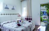 hell eingerichtetes Zimmer im Erdgeschoss im Hotel Palau auf Sardinien in Italien