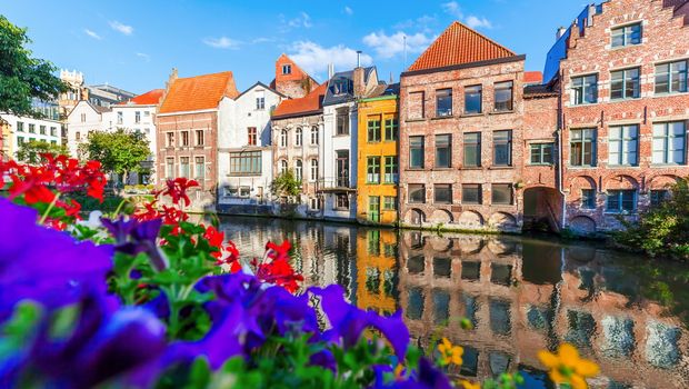Häuser an einem Kanal in der Altstadt von Gent, Belgien