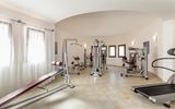 Heller Fitnessraum mit mehreren modernen Kraftgeräten, Hantelbank und Laufband – ideal für ein ausgiebiges Workout im Urlaub.