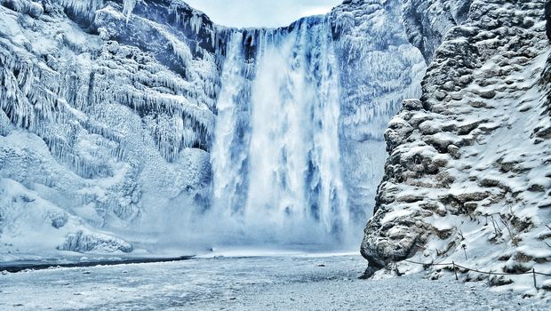 Skogafass-Wasserfall im Winter