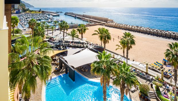 Außenansicht Pool und Strand Hotel Savoy Calheta Beach