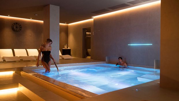 Spa mit Pool des Hotel D'Aragona