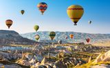 Heißluftballons bei Sonnenuntergang über Kappadokien in der Türkei