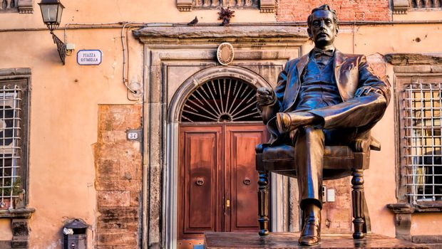Lucca, Piazza Cittadella mit Puccini-Denkmal