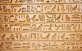 Hieroglyphen auf einer Steinwand