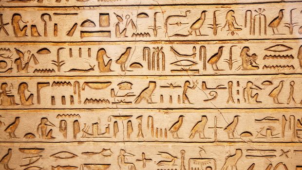 Hieroglyphen auf einer Steinwand