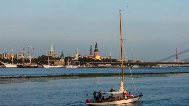 Riga - Segler vor Stadtpanorama