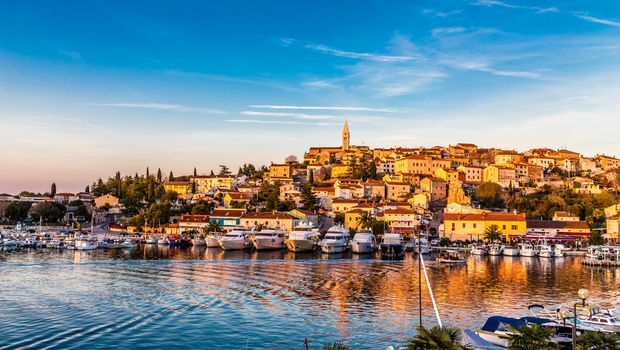 Vrsar mit Hafen und dem Kirchenturm auf Istria, Kroatien